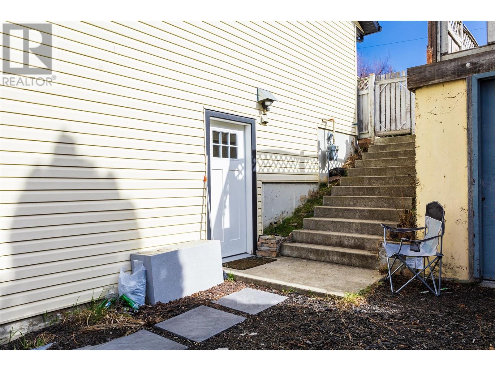  2094 Tomat Avenue, Kelowna