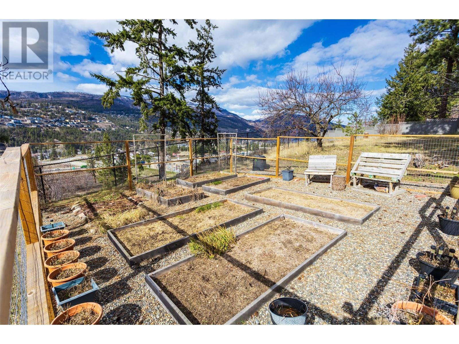  2094 Tomat Avenue, Kelowna