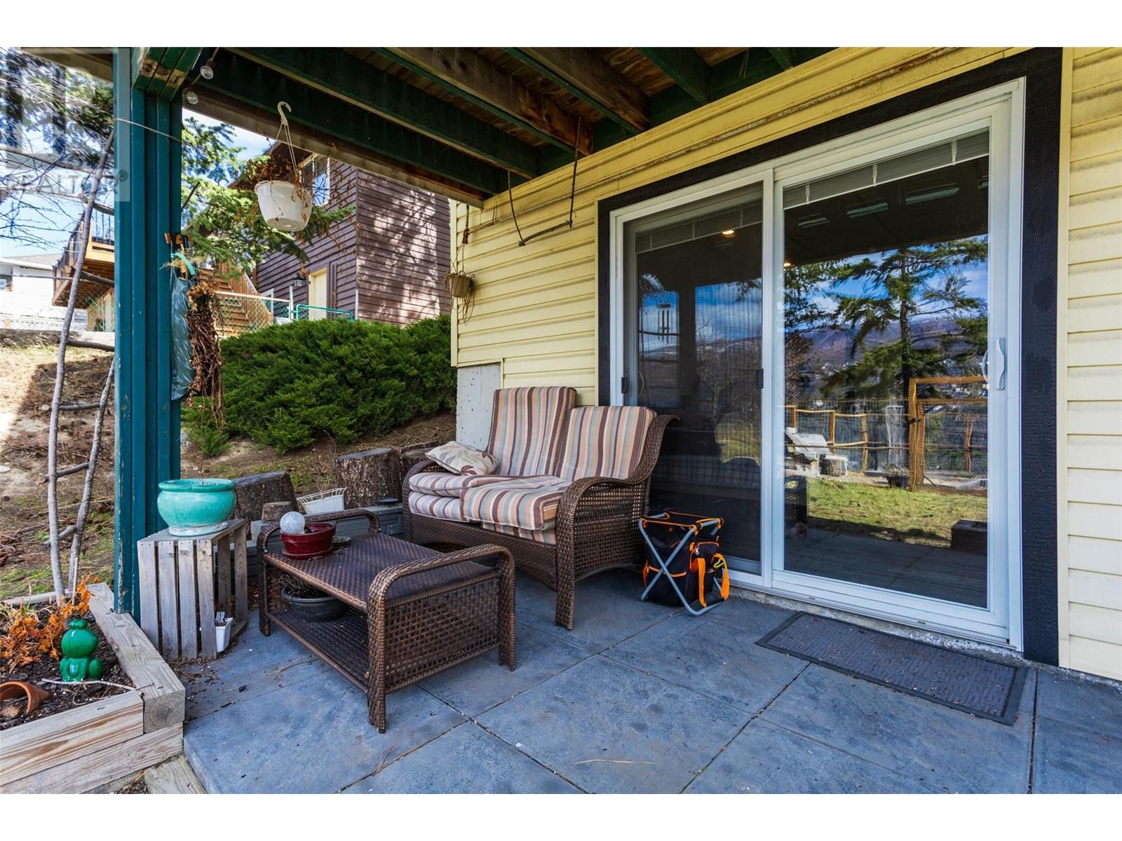  2094 Tomat Avenue, Kelowna