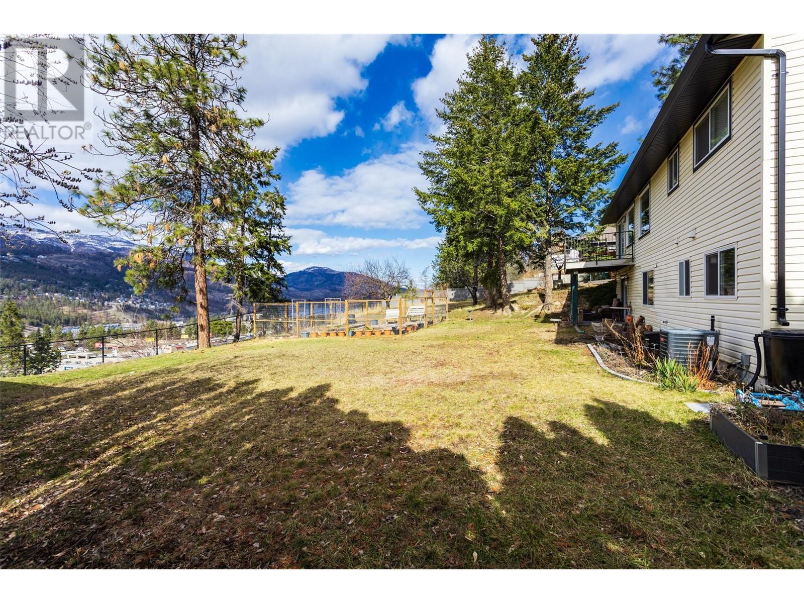  2094 Tomat Avenue, Kelowna