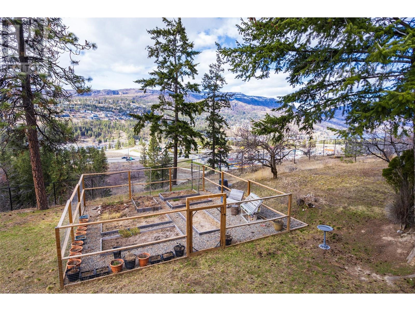  2094 Tomat Avenue, Kelowna