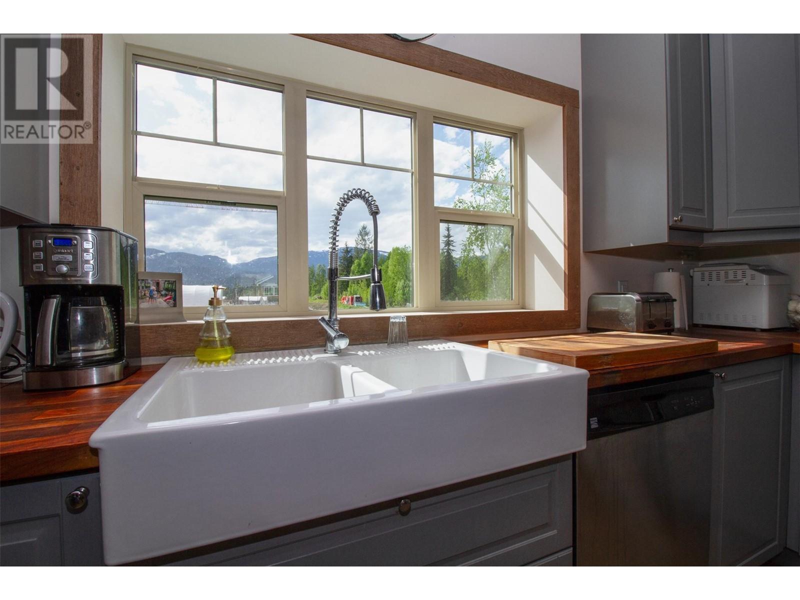 1905 Hay Road, Revelstoke