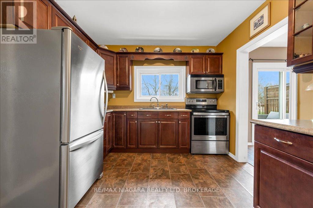 Photo 3 of 53 Turner Crescent, St Catharines ON