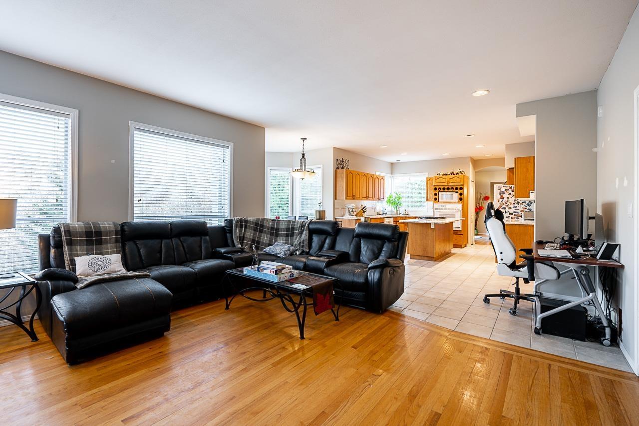 Photo 10 of 4570 Maysfield Crescent, Langley BC
