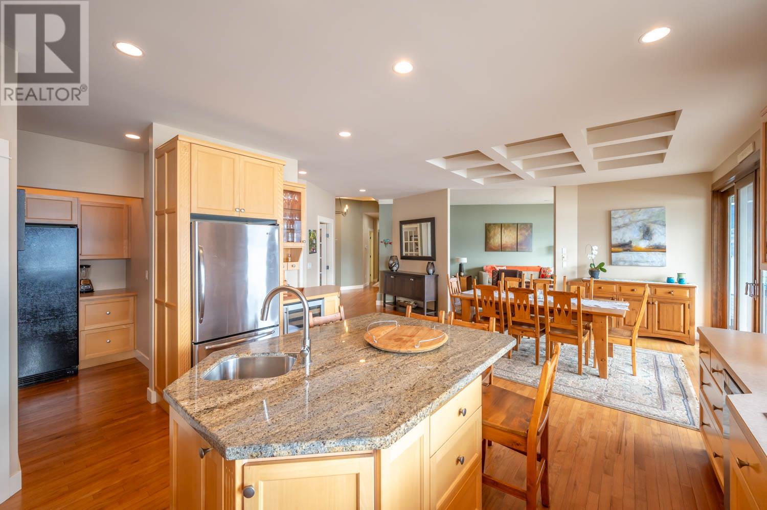 17019 Lakeshore Drive North, Summerland