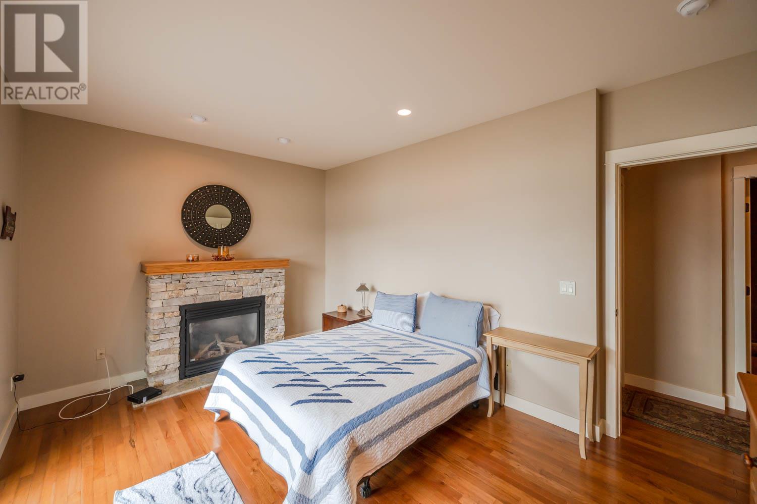  17019 Lakeshore Drive North, Summerland
