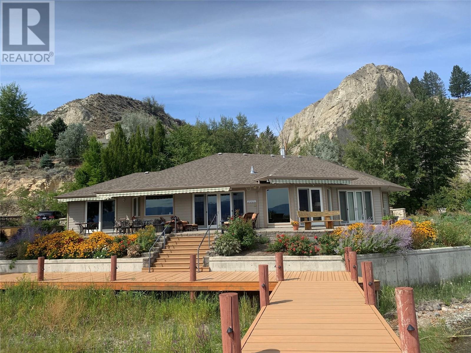  17019 Lakeshore Drive North, Summerland