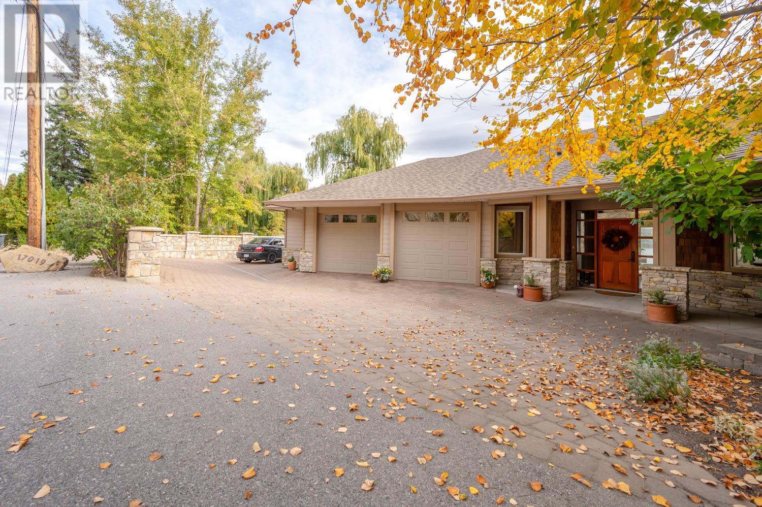  17019 Lakeshore Drive North, Summerland
