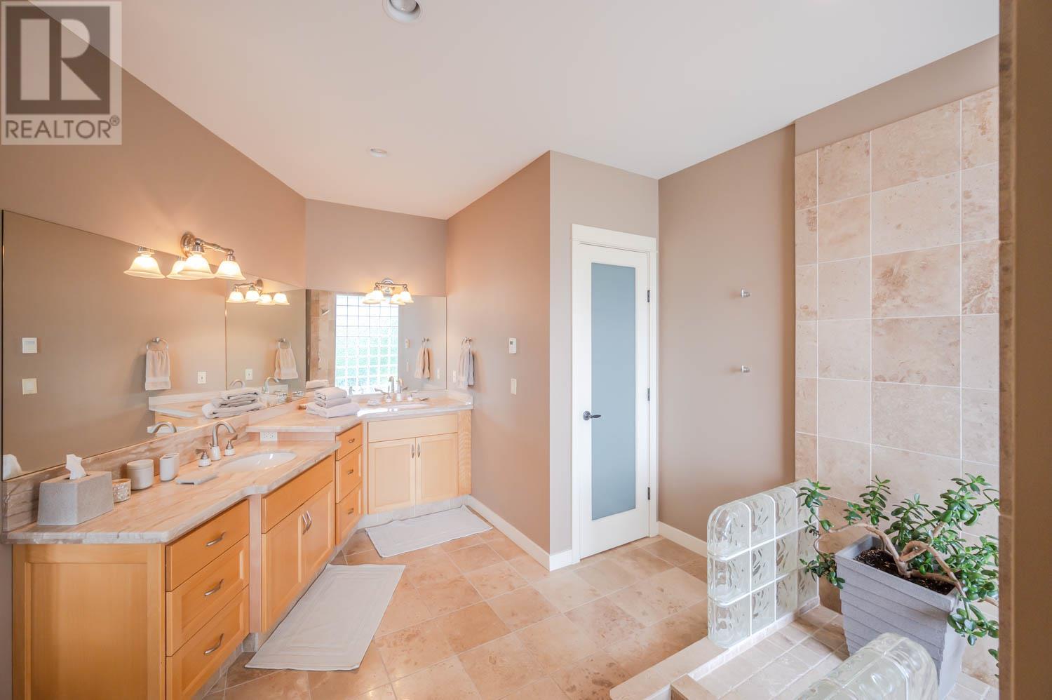  17019 Lakeshore Drive North, Summerland
