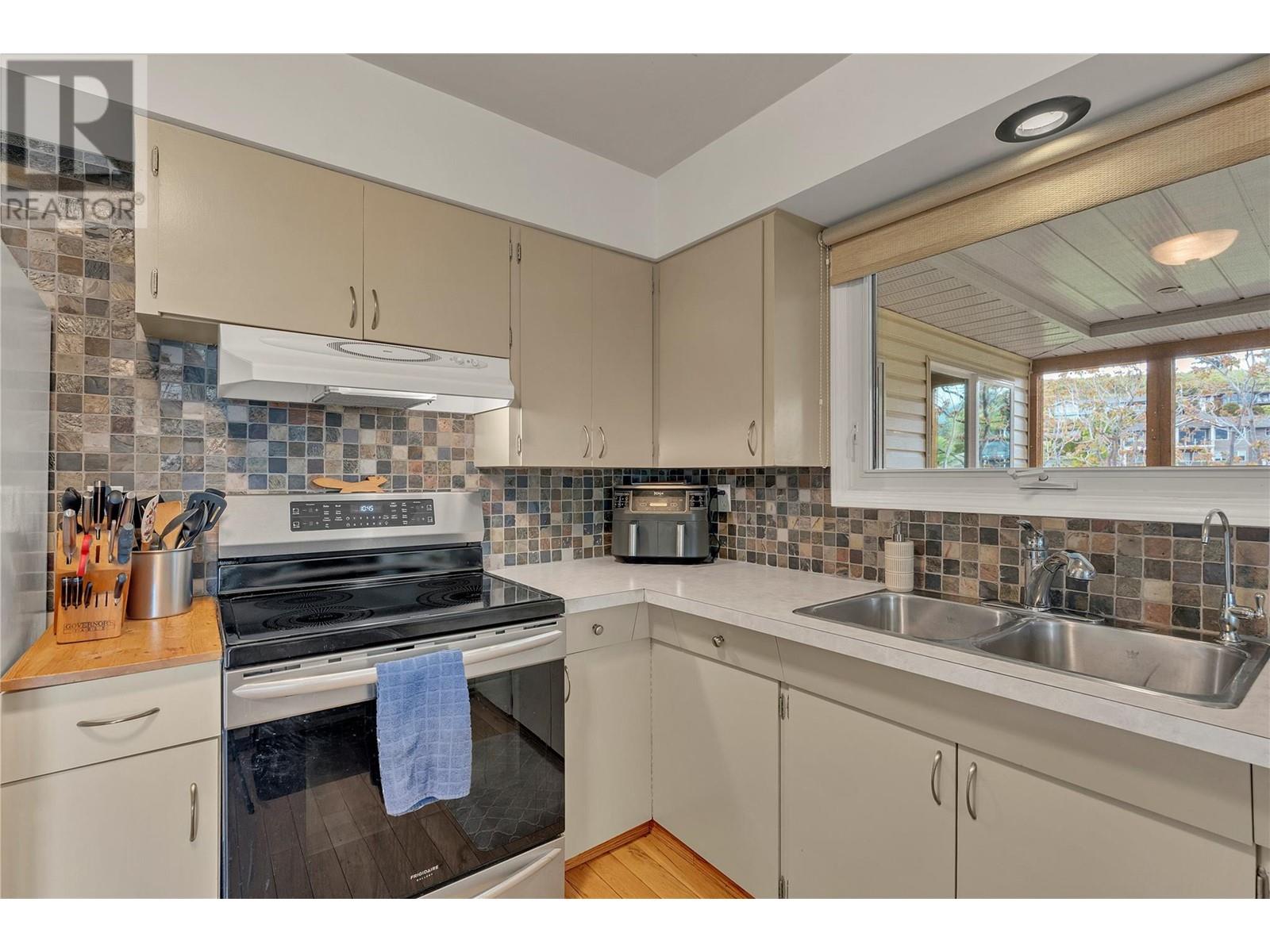  6528 Lipsett Crescent, Summerland