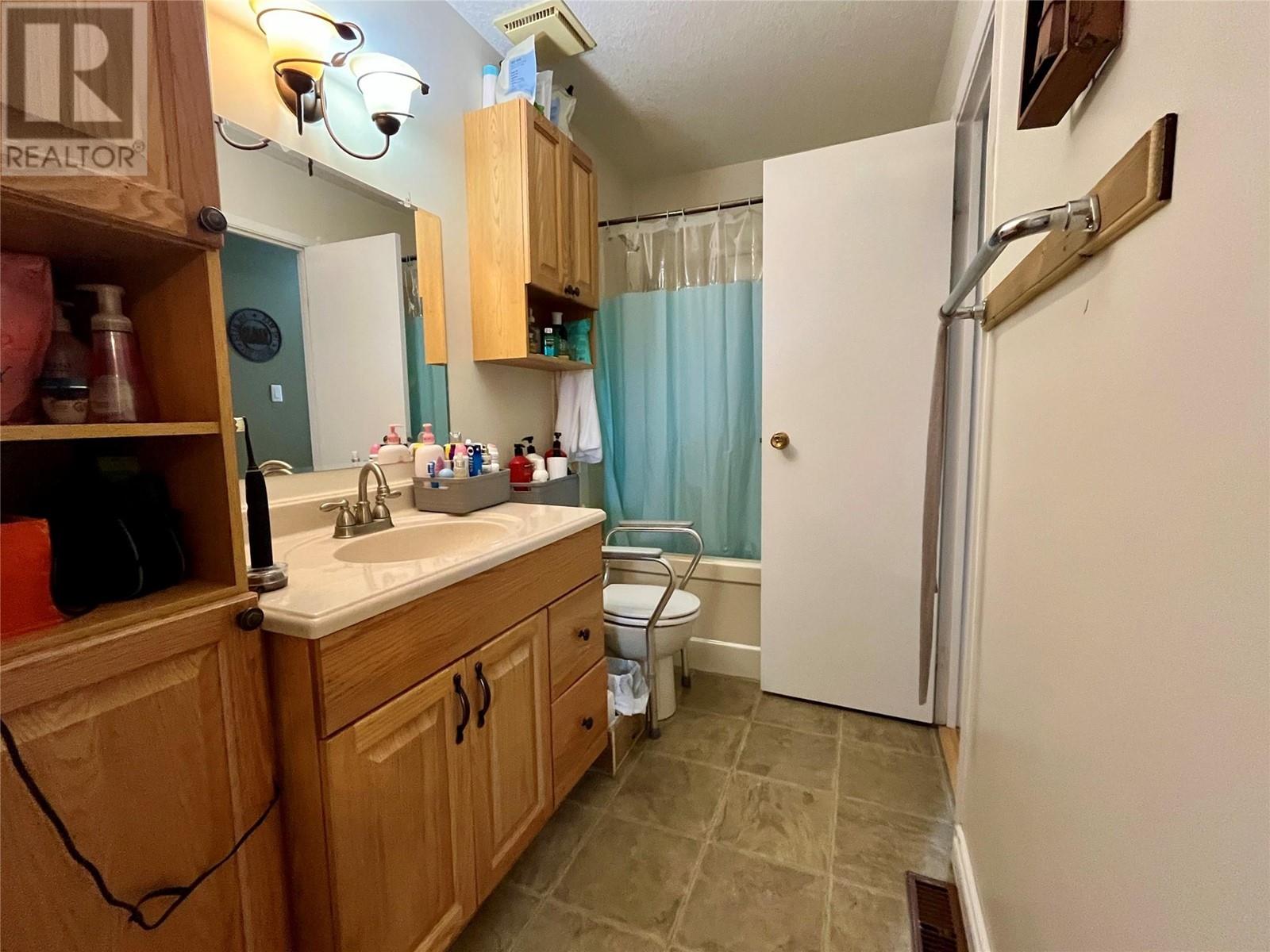 77 Wolverine Avenue, Tumbler Ridge