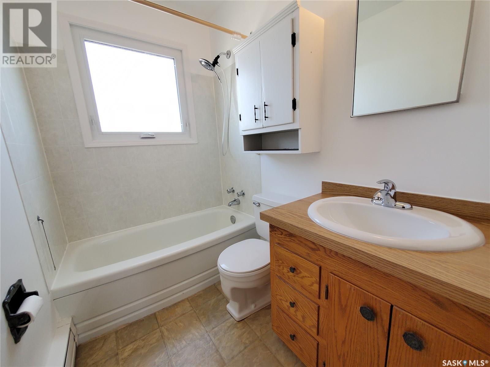 Photo 3 of 5 767 3rd Avenue Nw, Swift Current SK