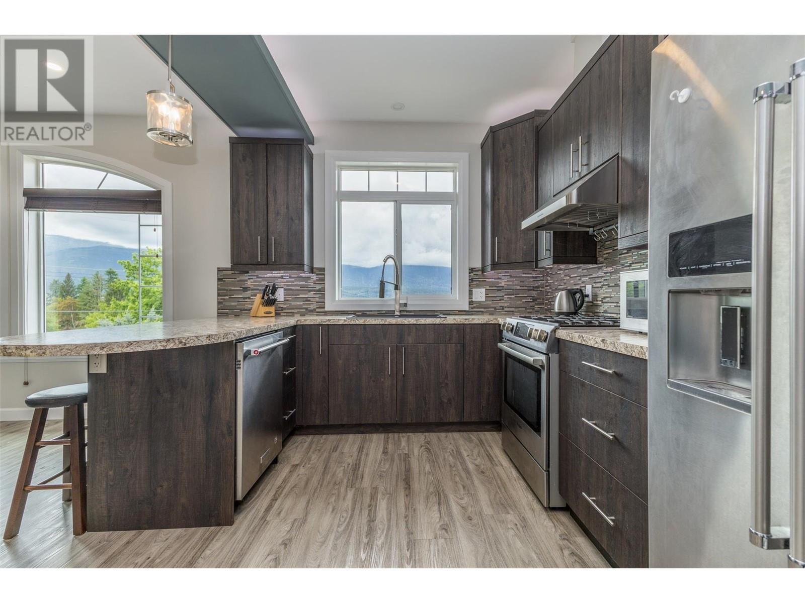 32 1070 1 Street Southeast, Salmon Arm