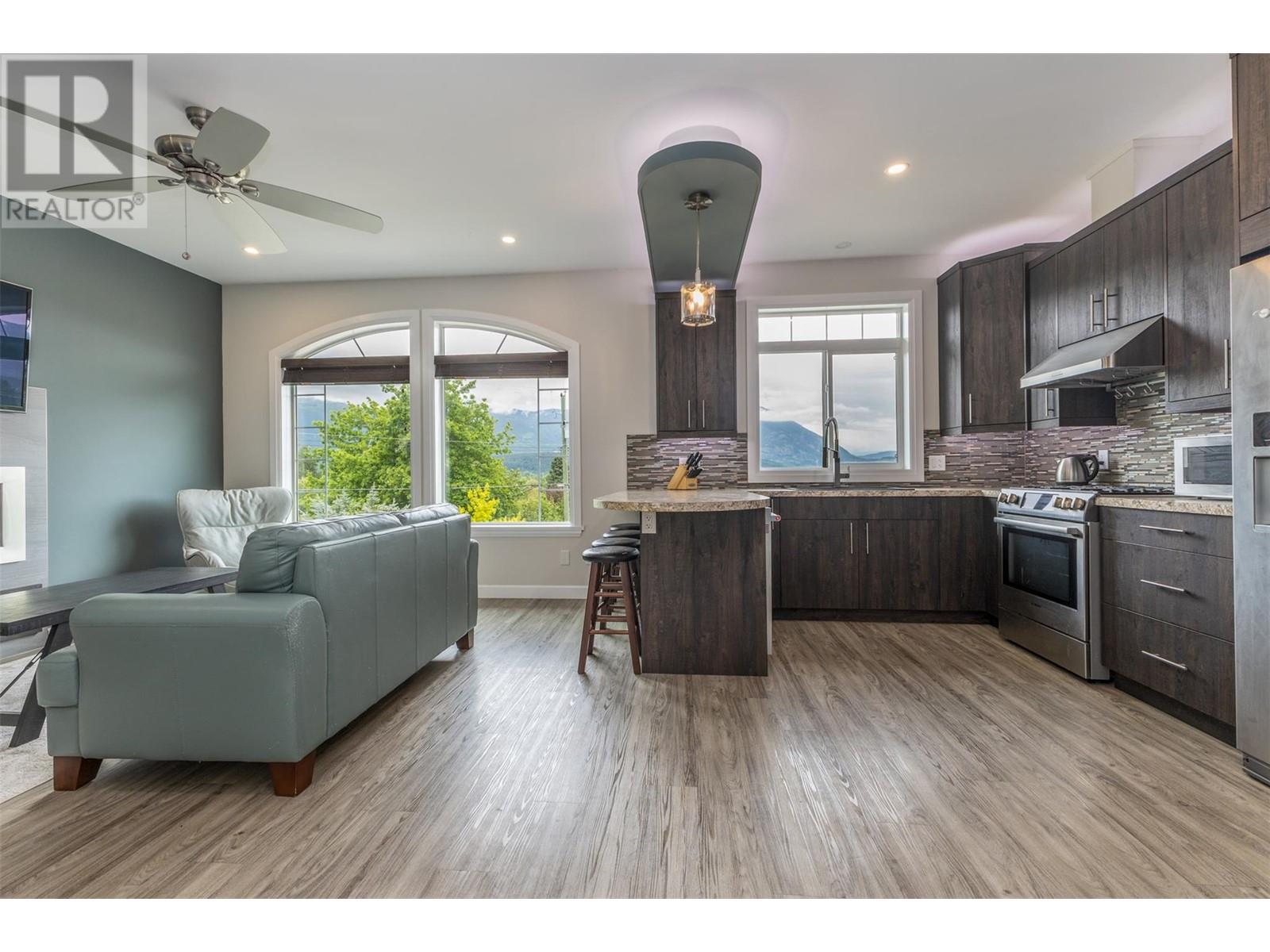 32 1070 1 Street Southeast, Salmon Arm