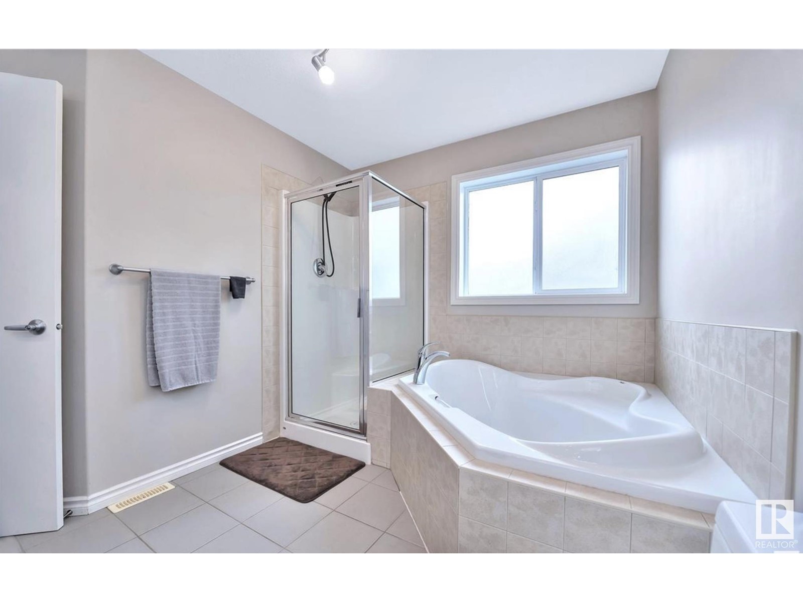 Photo 9 of 10627 180 Av Nw, Edmonton AB