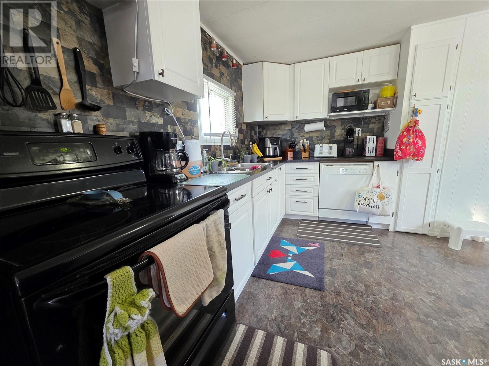 Photo 12 of 29 701 11 Th Avenue Nw, Swift Current SK