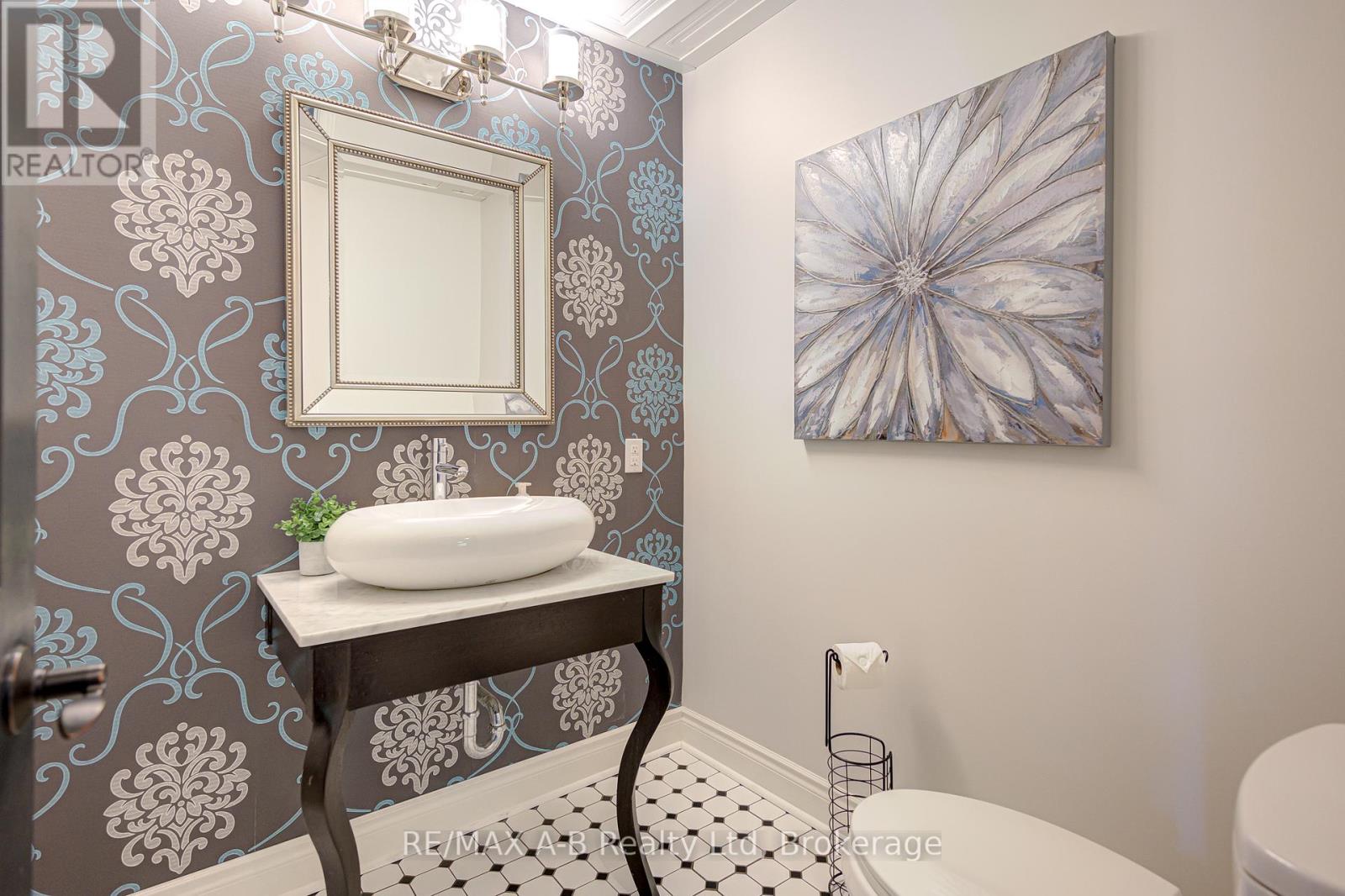 Photo 15 of 197 Trafalgar Street N, West Perth ON