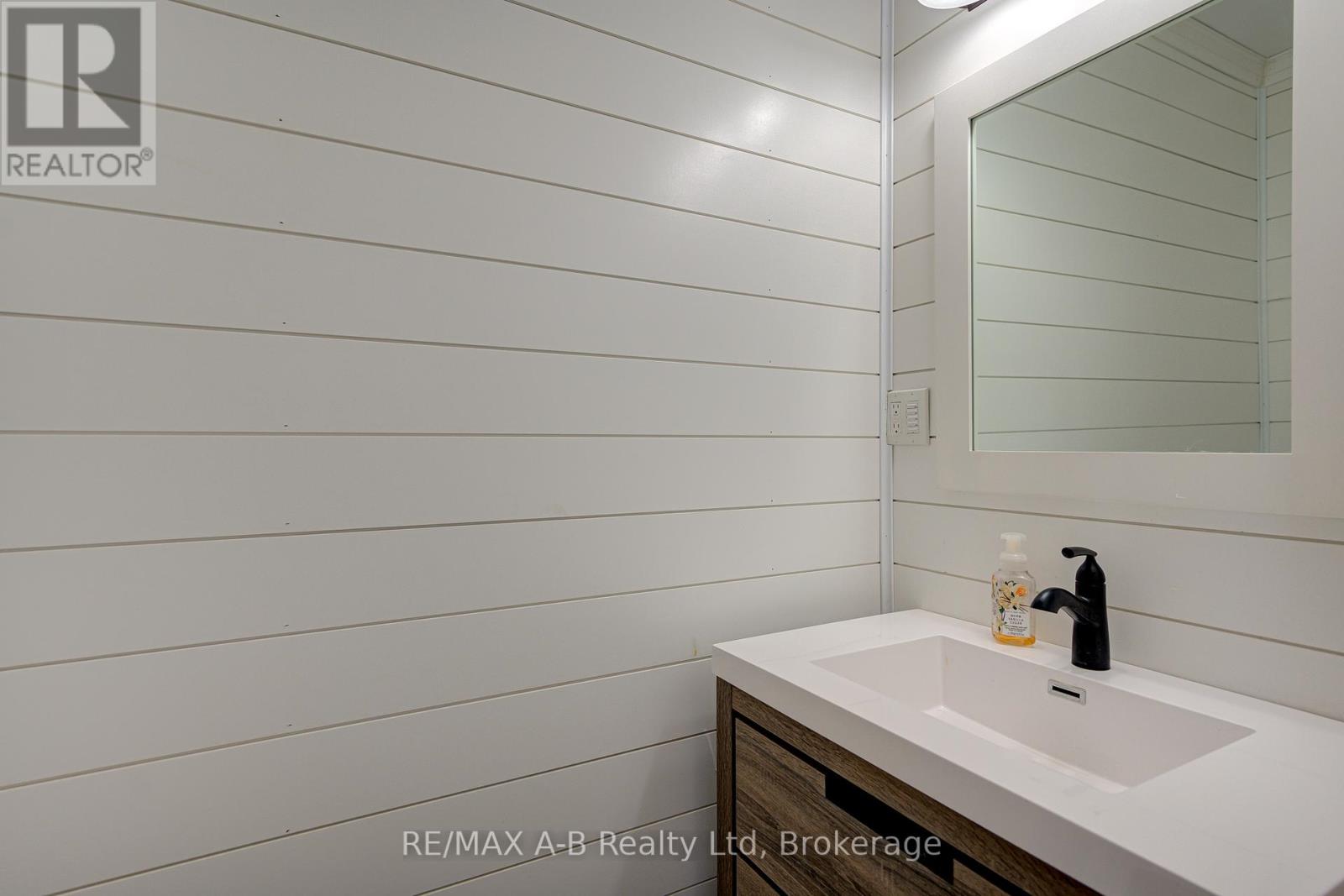 Photo 43 of 197 Trafalgar Street N, West Perth ON