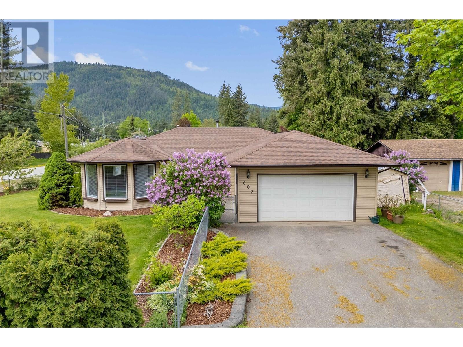  602 Birch Avenue, Sicamous