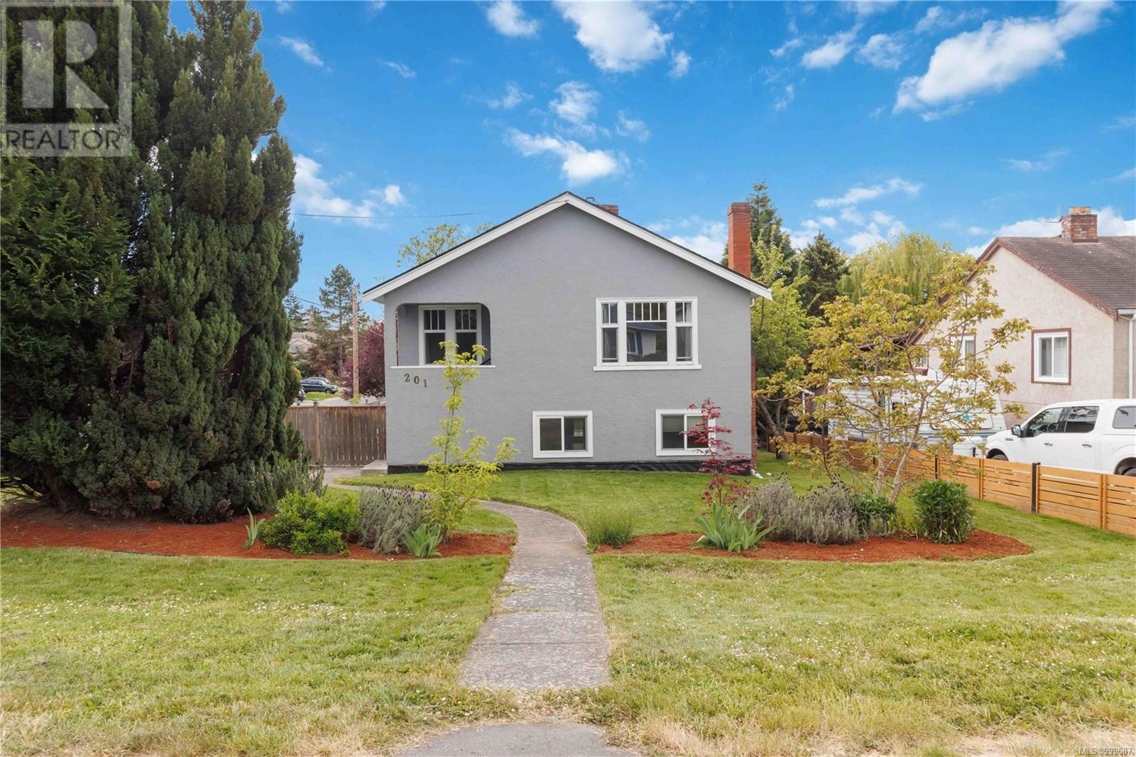  201 Maddock Avenue West, Saanich