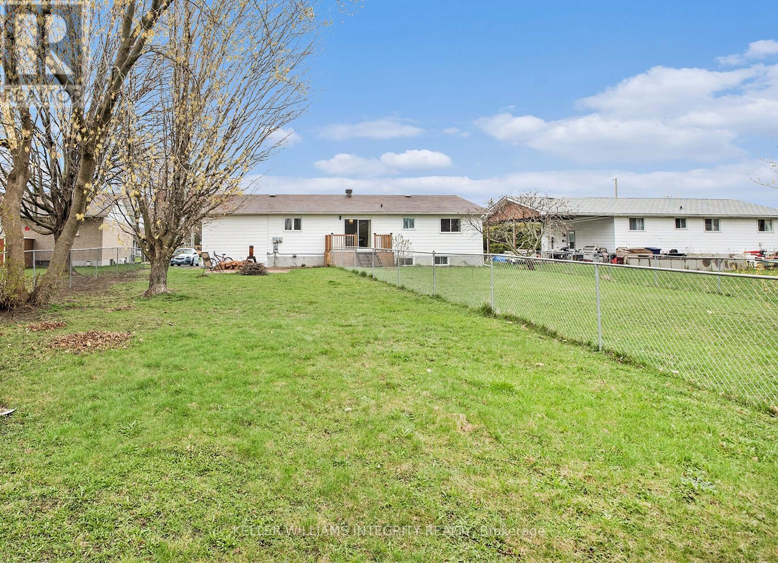 Photo 4 of 22 Dollard Street, Russell ON