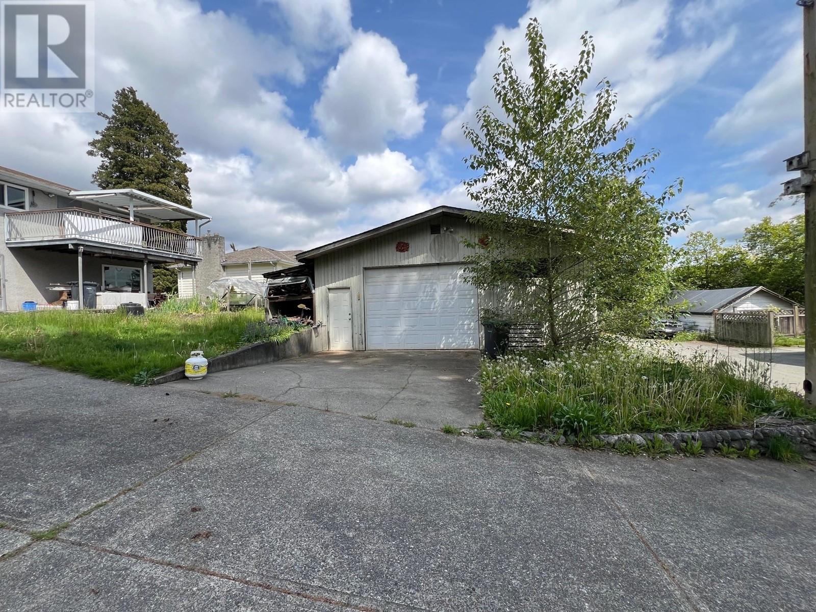 Photo 5 of 1008 Thomas Avenue, Coquitlam BC