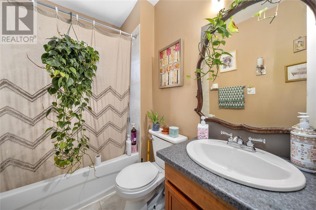 Photo 6 of 169 Christina Street South, Sarnia ON
