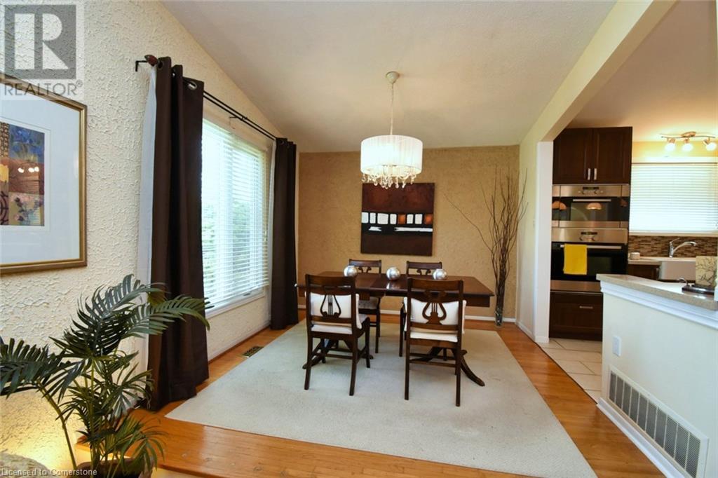 Photo 11 of 2381 Wyandotte Drive, Oakville ON