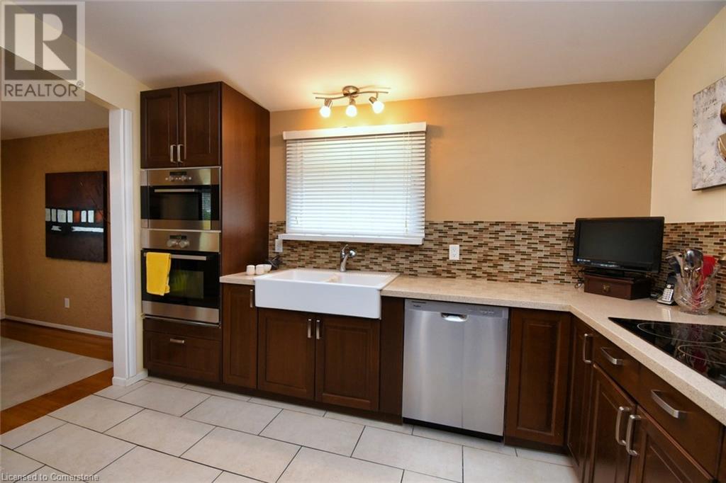 Photo 13 of 2381 Wyandotte Drive, Oakville ON