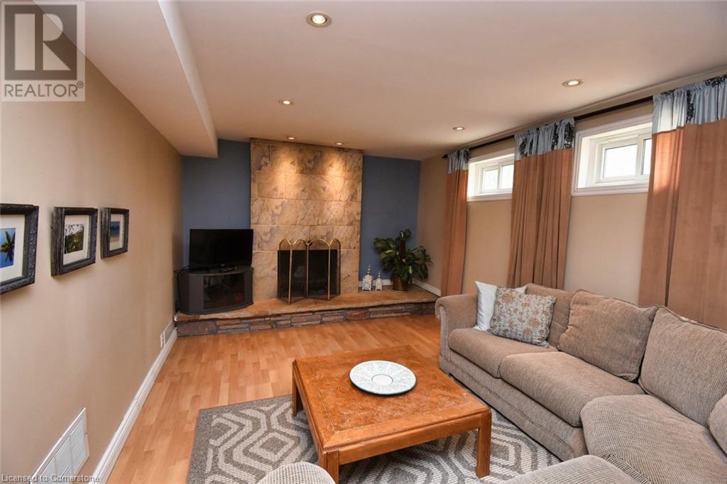 Photo 17 of 2381 Wyandotte Drive, Oakville ON