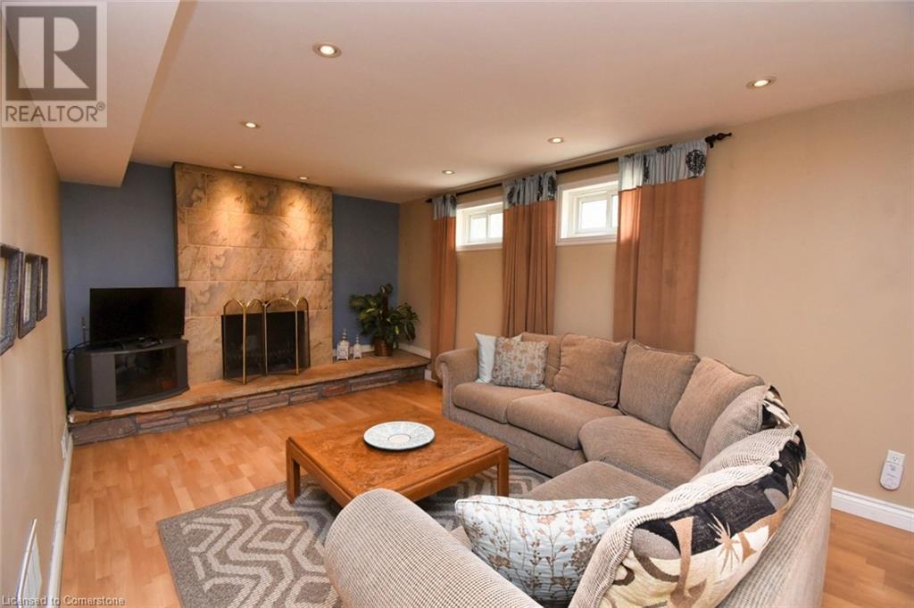 Photo 18 of 2381 Wyandotte Drive, Oakville ON