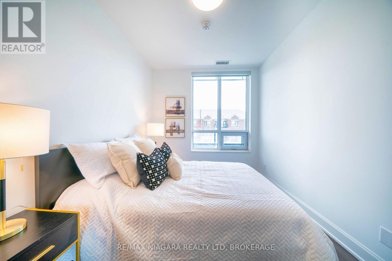 Photo 33 of 105 12 Gandhi Lane, Markham ON