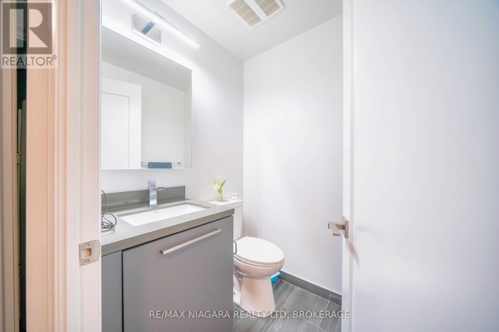 Photo 8 of 105 12 Gandhi Lane, Markham ON