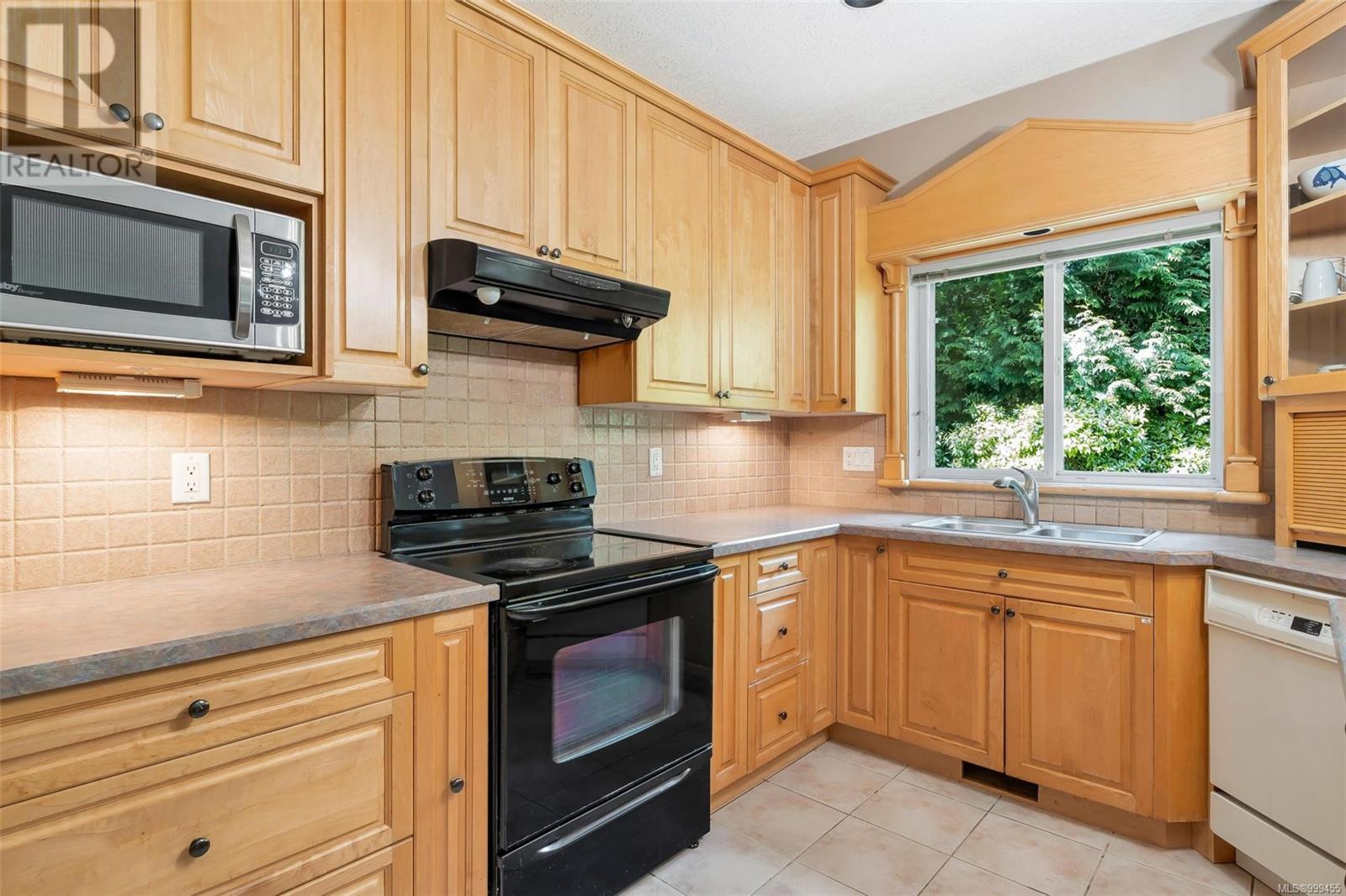  4248 Oakview Close, Saanich
