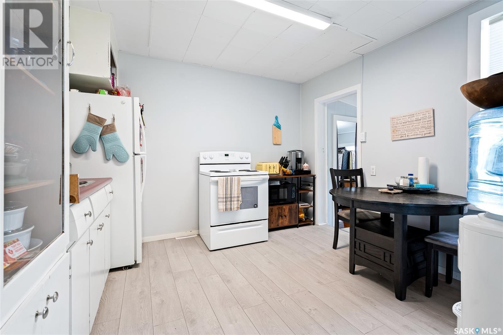 Photo 10 of 216 Grandview Street W, Moose Jaw SK