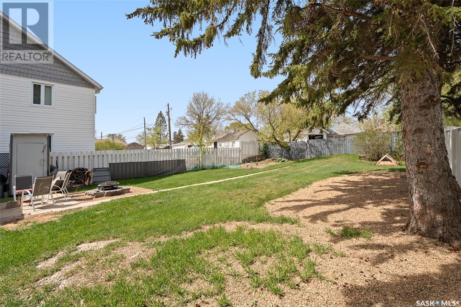 Photo 5 of 216 Grandview Street W, Moose Jaw SK