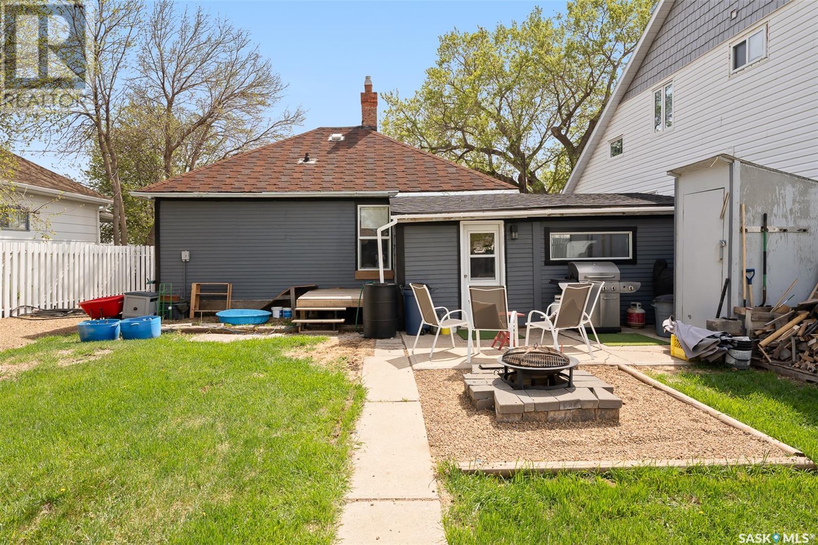 Photo 2 of 216 Grandview Street W, Moose Jaw SK