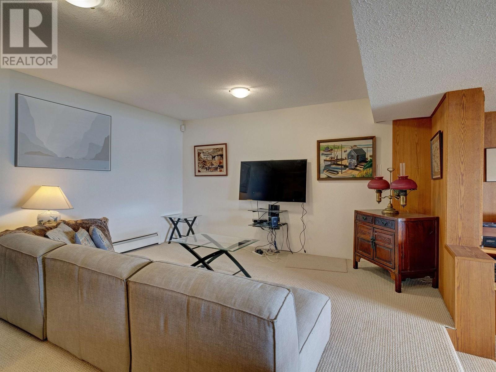 5951 SUNSHINE COAST HIGHWAY, Sechelt