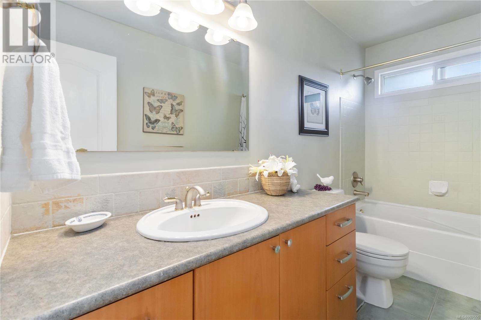  568 Peto Place, Saanich