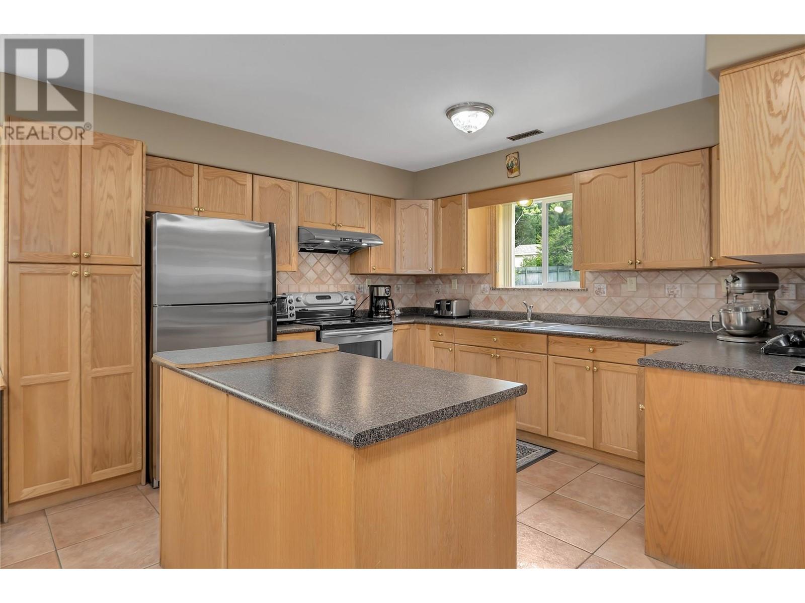 112 Round Lake Road, Princeton