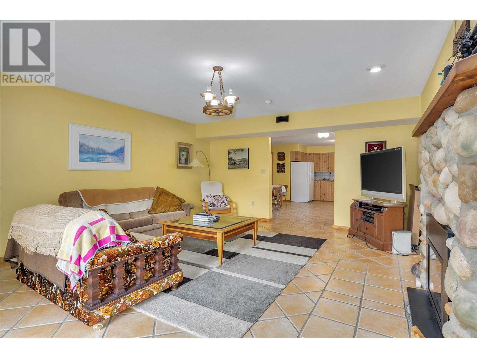 112 Round Lake Road, Princeton