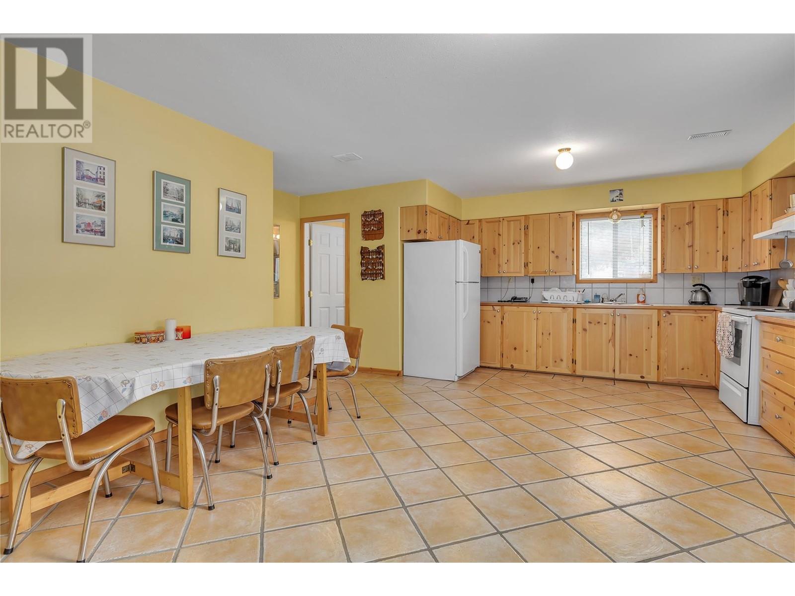 112 Round Lake Road, Princeton