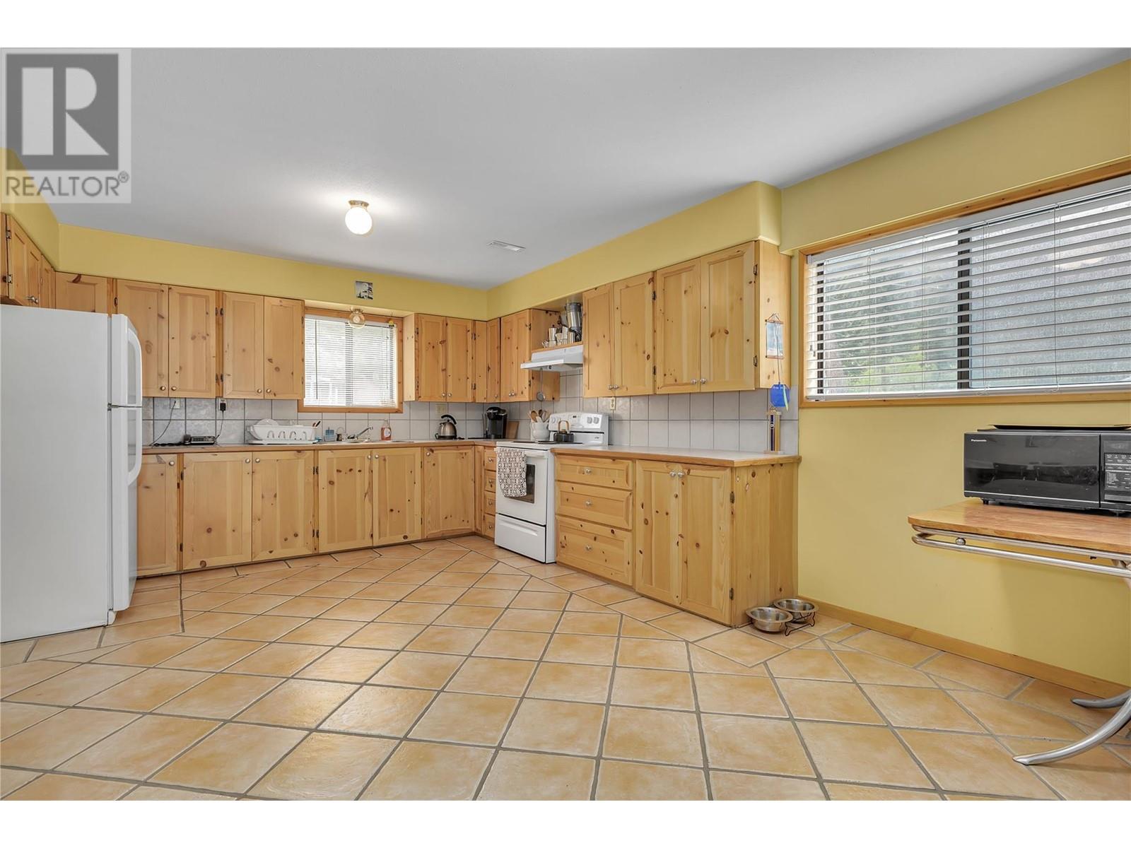 112 Round Lake Road, Princeton