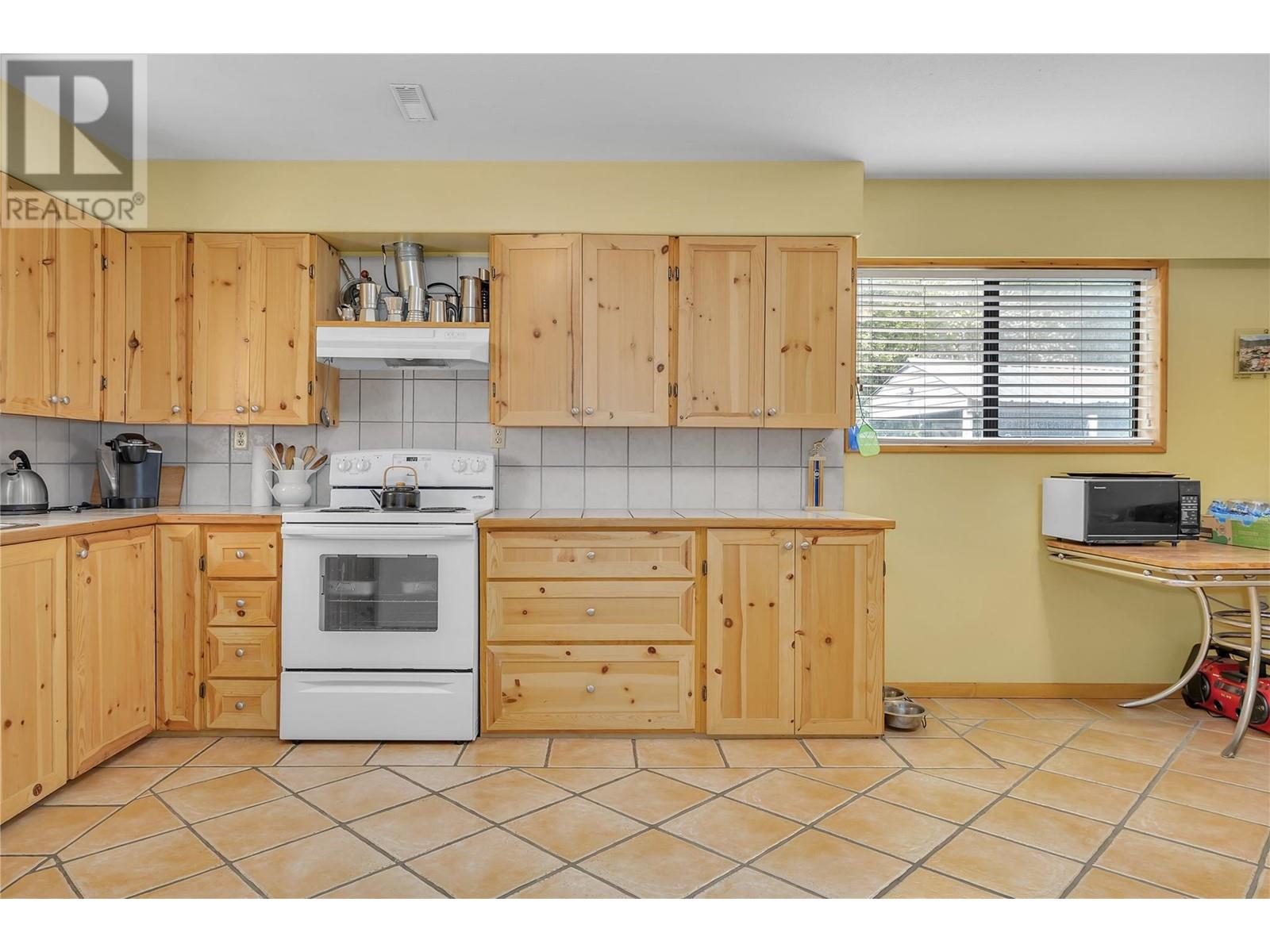 112 Round Lake Road, Princeton