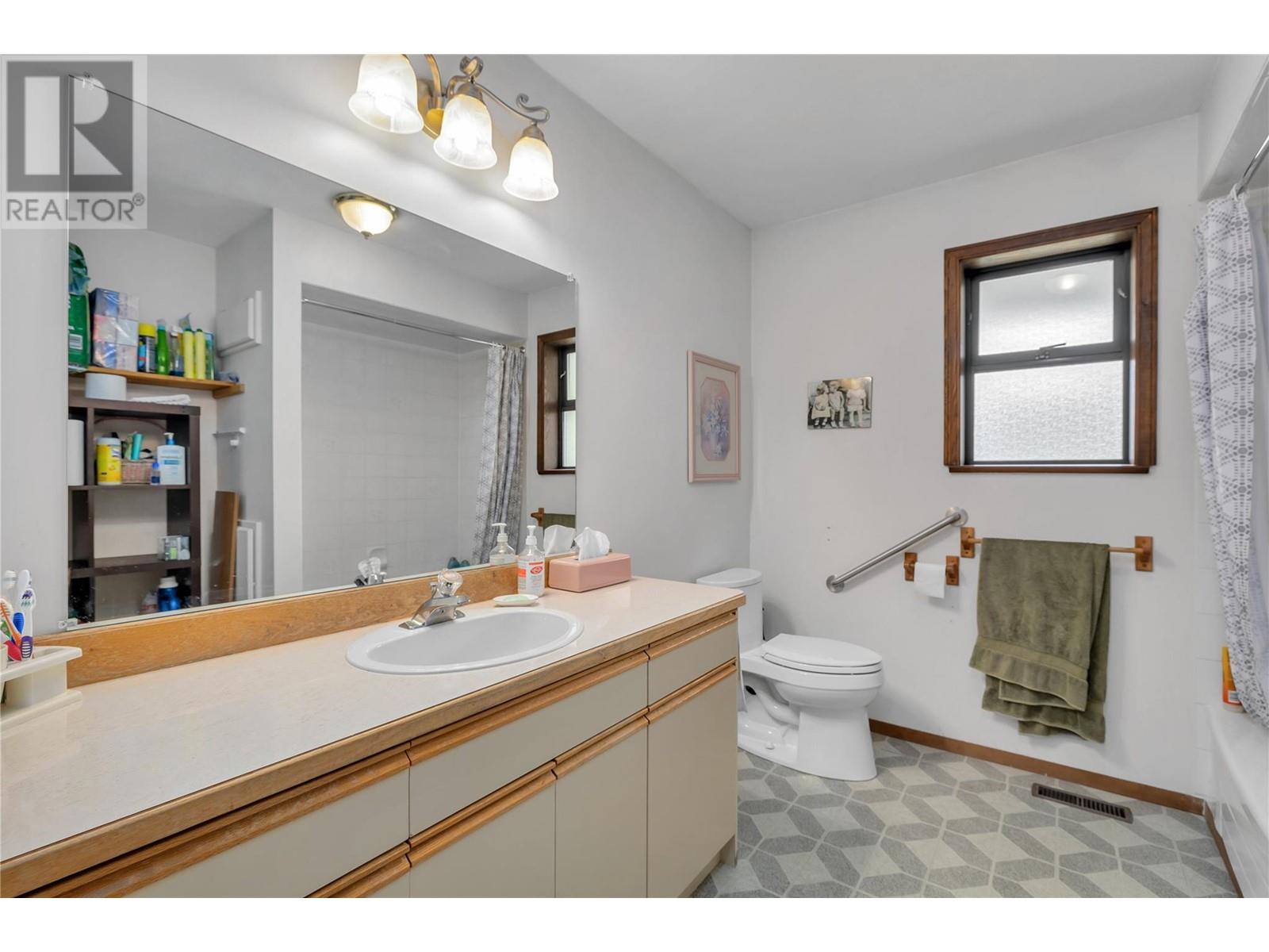 112 Round Lake Road, Princeton