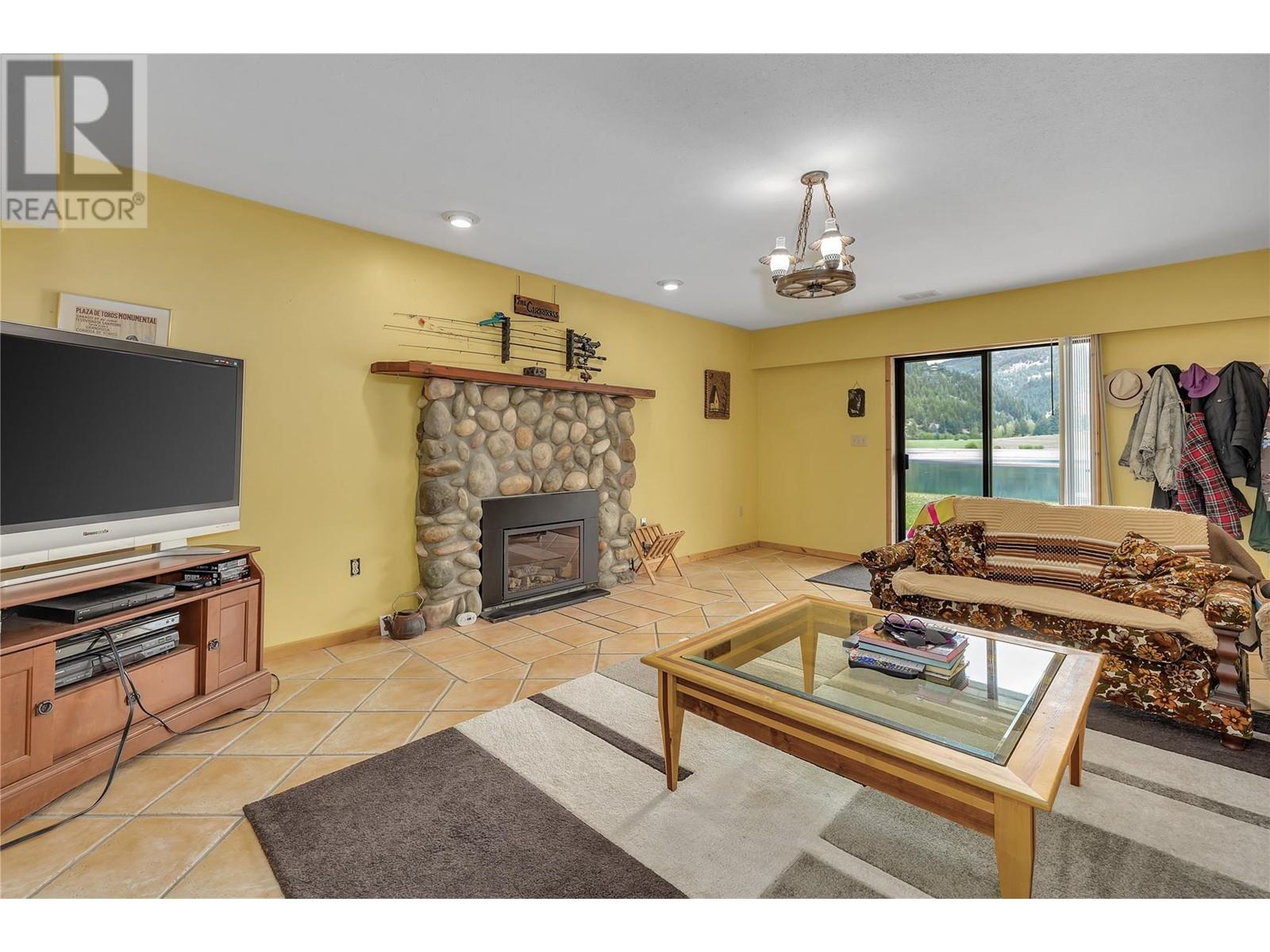 112 Round Lake Road, Princeton