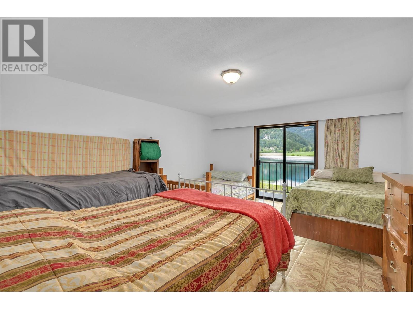 112 Round Lake Road, Princeton