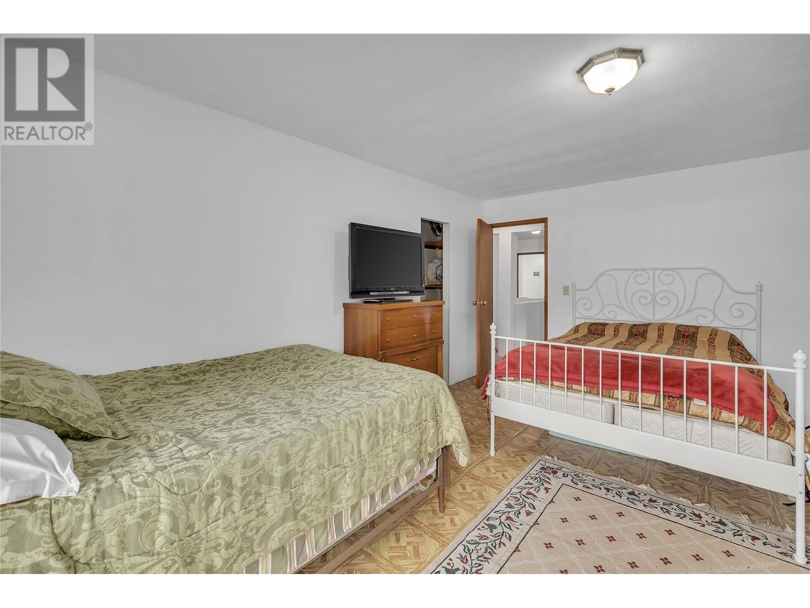 112 Round Lake Road, Princeton