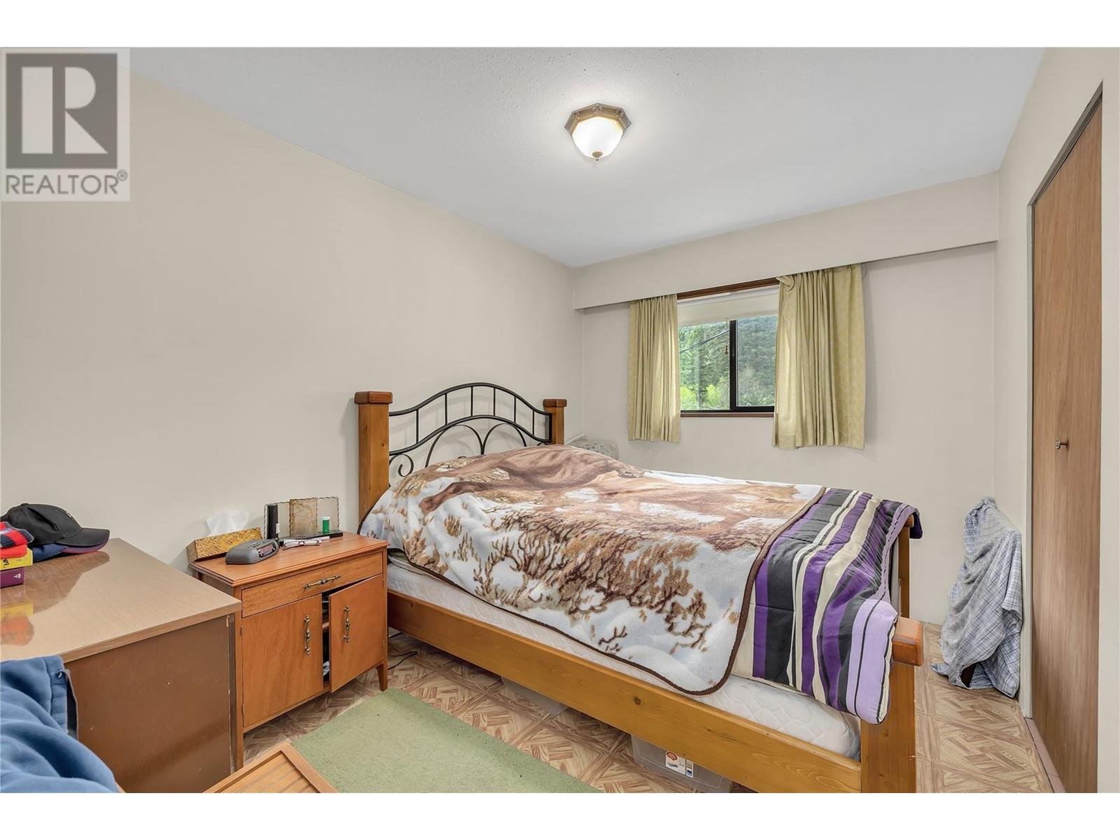 112 Round Lake Road, Princeton