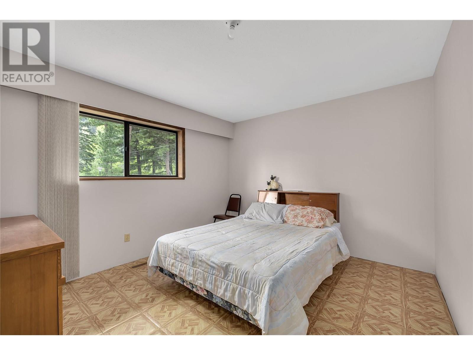 112 Round Lake Road, Princeton